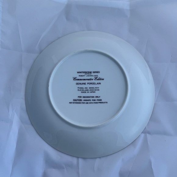 Robert Laessig Winter Scenes  1974 Commemorative Plate - Picture 2 of 3